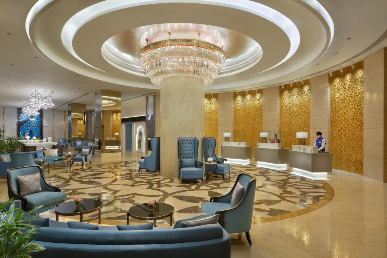 Taj Skyline Ahmedabad Hotel Buitenkant foto Lobby