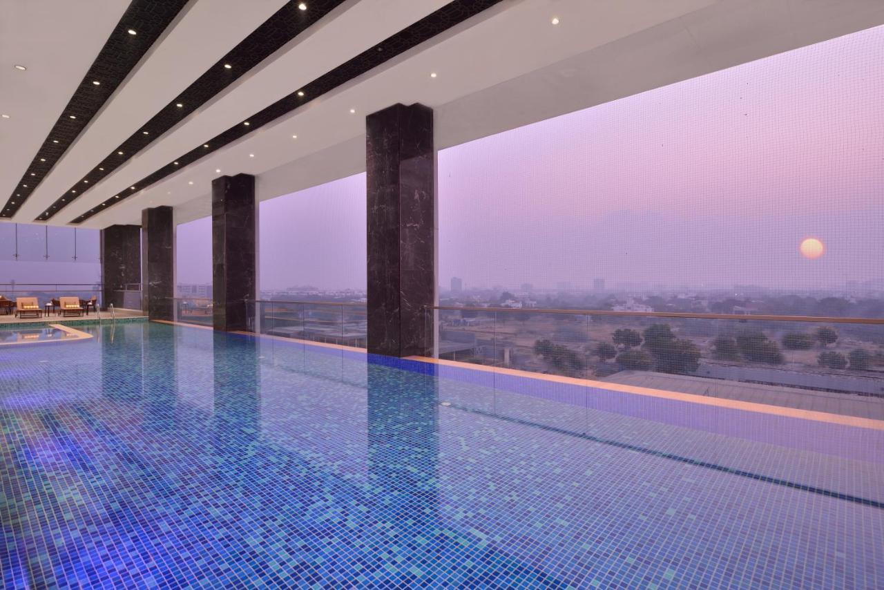 Taj Skyline Ahmedabad Hotel Buitenkant foto The pool at the 39th floor