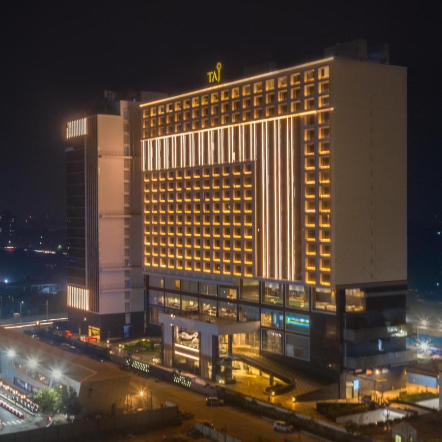 Taj Skyline Ahmedabad Hotel Buitenkant foto The hotel at night