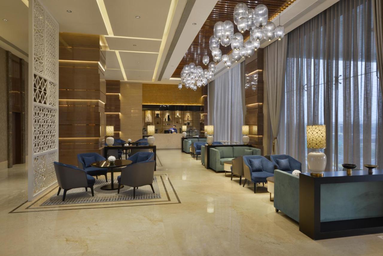 Taj Skyline Ahmedabad Hotel Buitenkant foto The lobby of the hotel