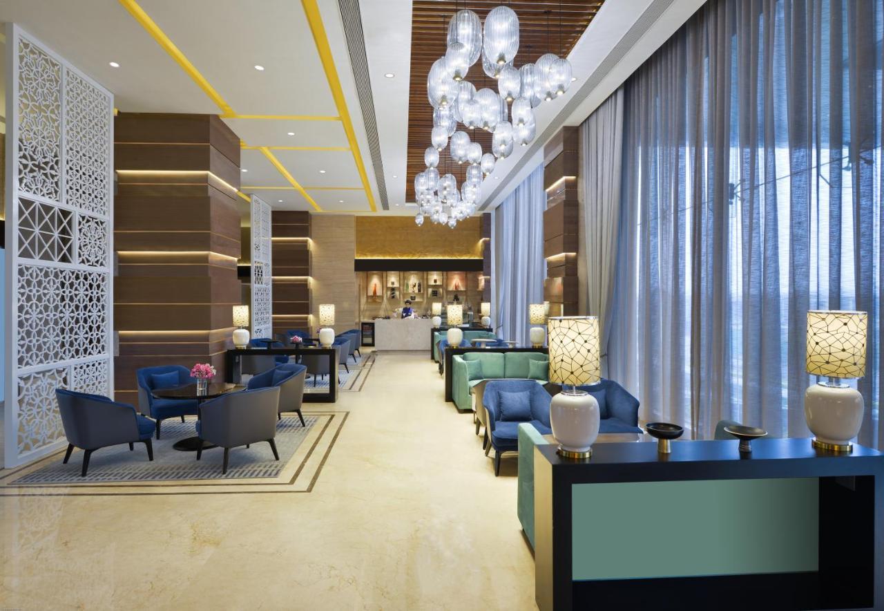 Taj Skyline Ahmedabad Hotel Buitenkant foto The lounge at the airport