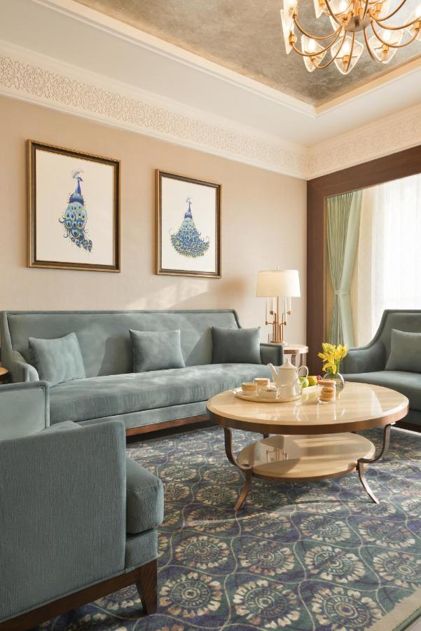 Taj Skyline Ahmedabad Hotel Buitenkant foto A living room at the hotel