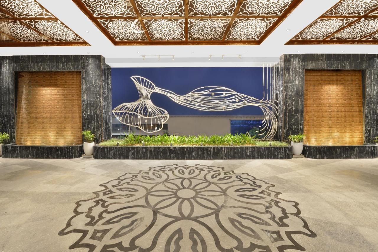 Taj Skyline Ahmedabad Hotel Buitenkant foto The lobby of the hotel