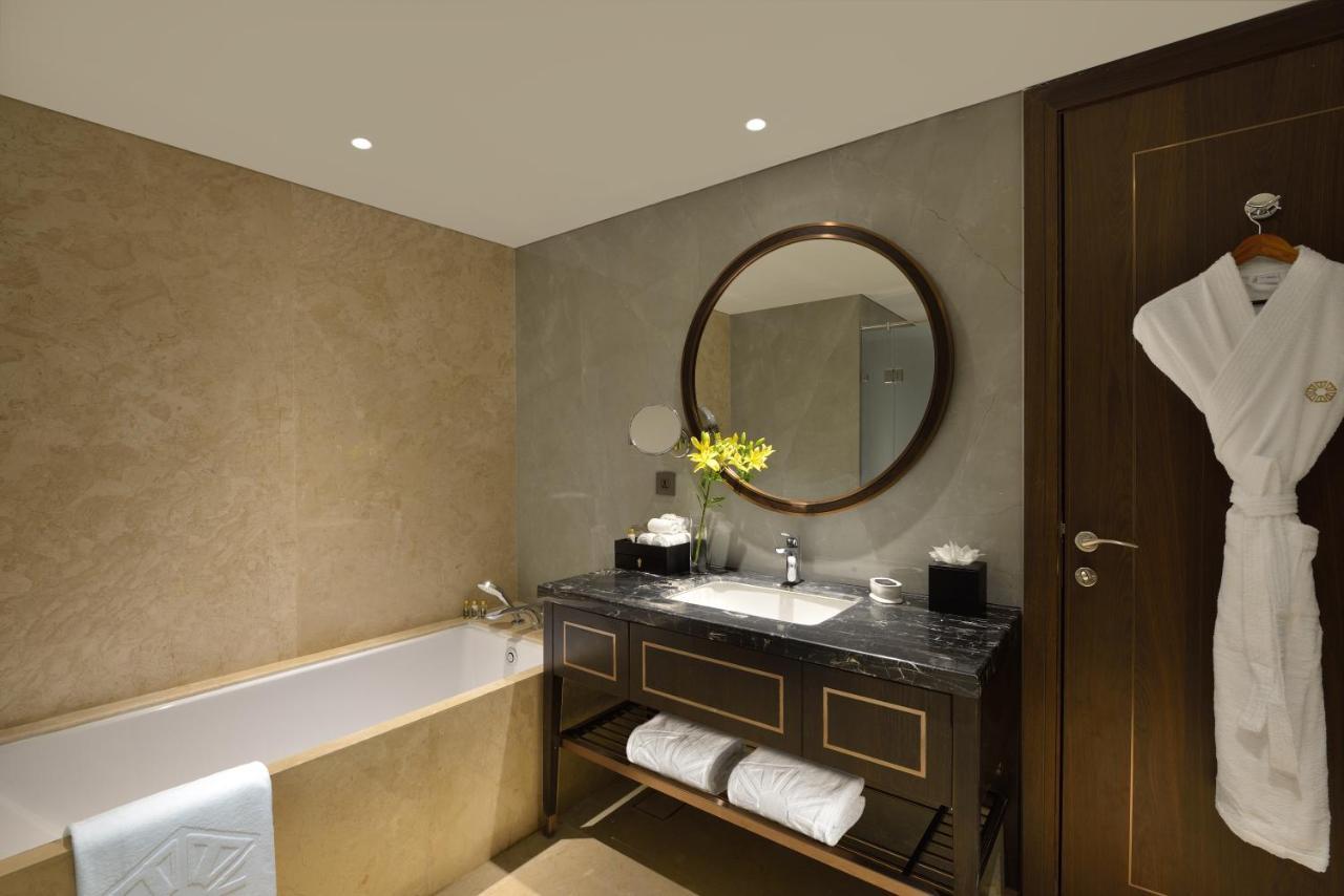 Taj Skyline Ahmedabad Hotel Buitenkant foto Bathroom