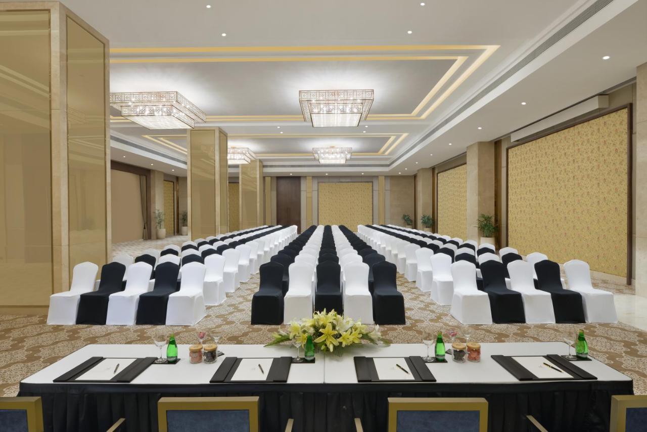 Taj Skyline Ahmedabad Hotel Buitenkant foto The Grand Ballroom
