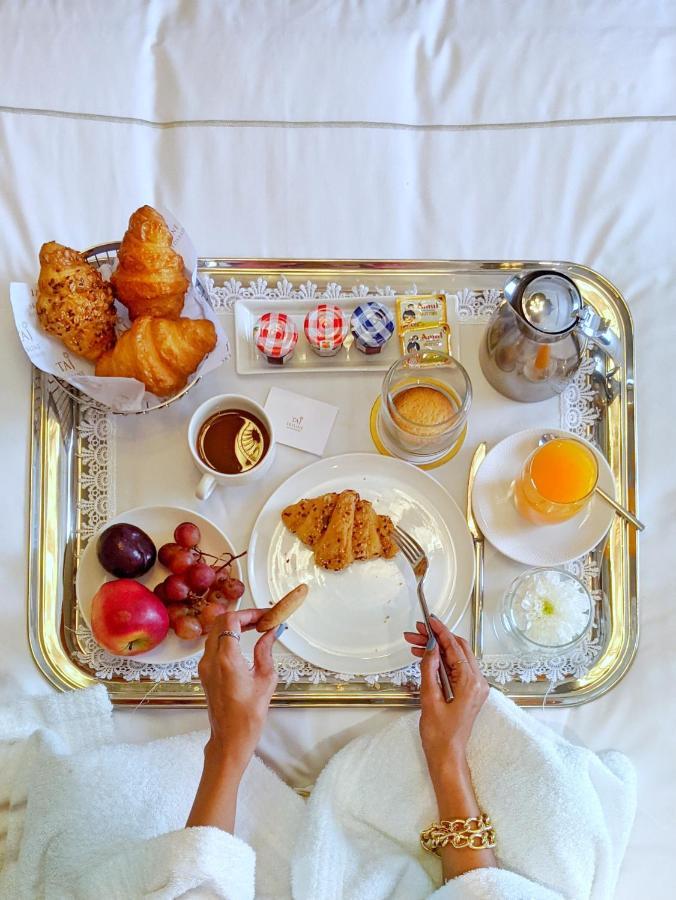Taj Skyline Ahmedabad Hotel Buitenkant foto A room service breakfast