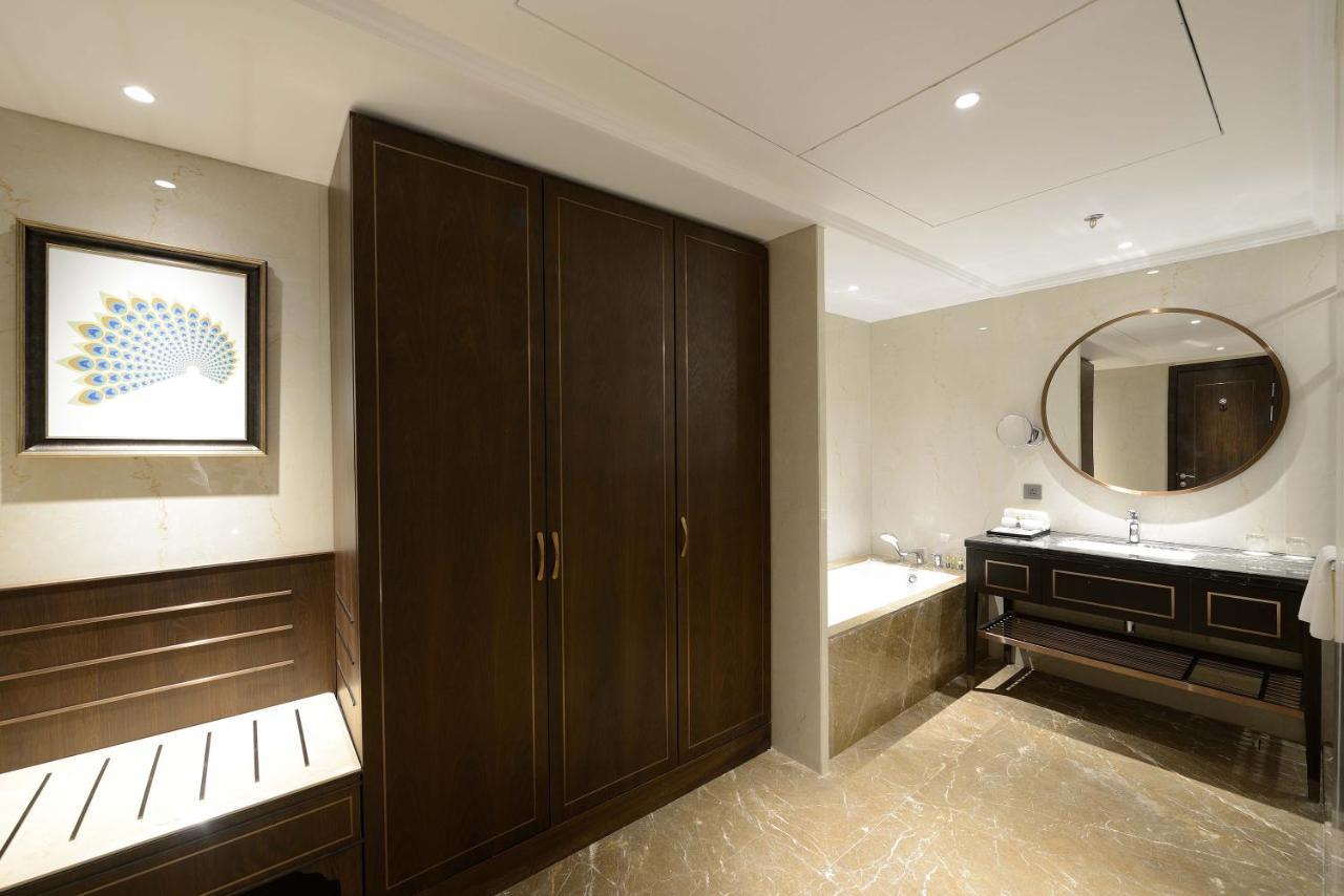 Taj Skyline Ahmedabad Hotel Buitenkant foto A bathroom at the hotel