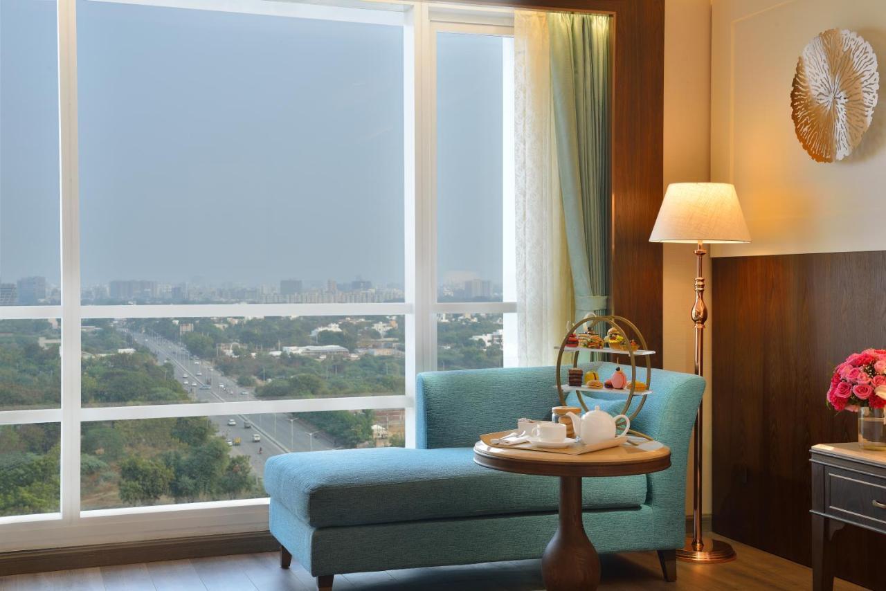 Taj Skyline Ahmedabad Hotel Buitenkant foto A room at the hotel