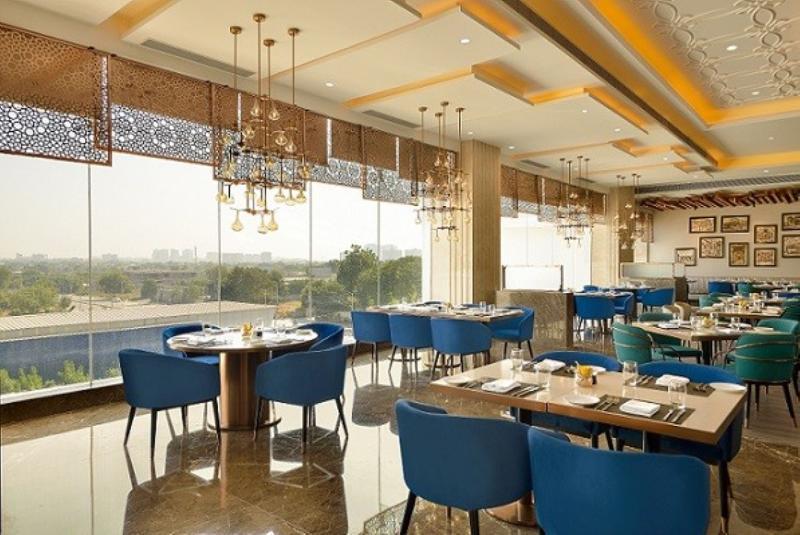 Taj Skyline Ahmedabad Hotel Buitenkant foto The restaurant at the hotel
