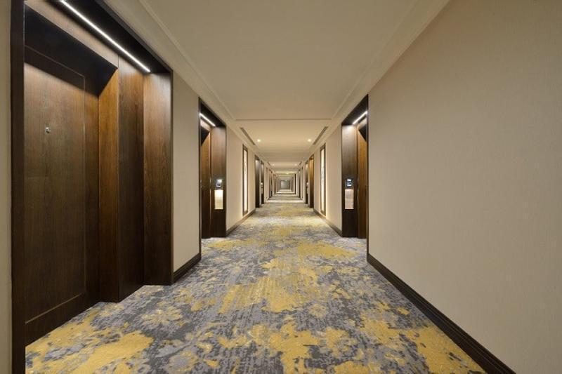 Taj Skyline Ahmedabad Hotel Buitenkant foto A corridor at the hotel